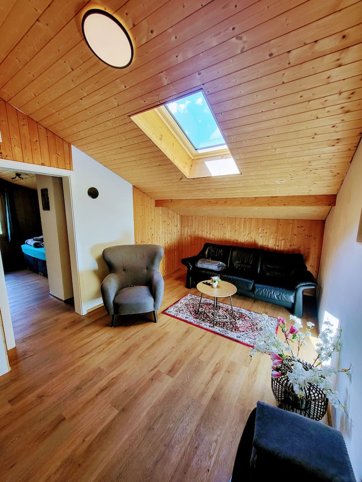 Acogedora sala de estar con sofá ,taburete y sillón con mesa pequeña y TV con Yallo TV 300 canales,Youtoube,Netflix para relajarse por las noches.