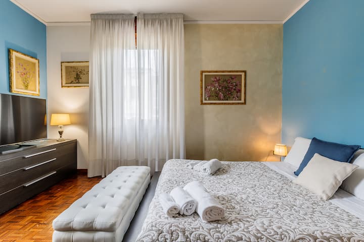 ლუქს‑კლასის ნომერი 1 ორმაგი საწოლითა და პუფ‑საწოლით, რომლის გაშლაც საჭიროებისამებრ შეიძლება