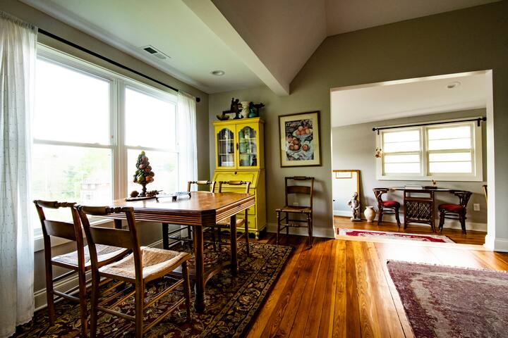 Historic duplex: King beds, walk downtown +parking