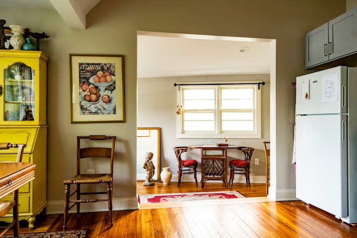 5 points home: 2 King beds, walk downtown +parking gallery image 5