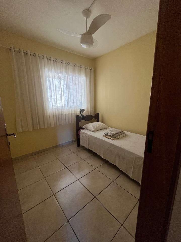 Единечна спална соба со тавански вентилатор