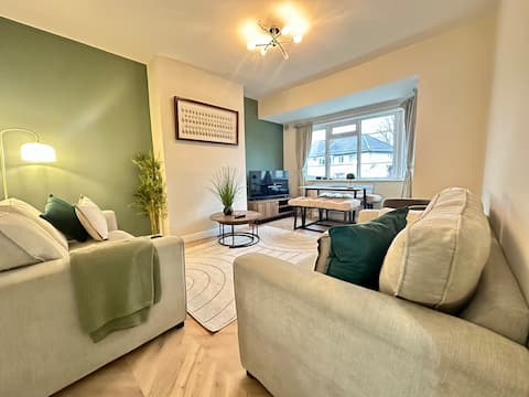 Top performing Airbnb: Spacious 3 bed flat sleeps 6, fab North Leeds area in Moortown