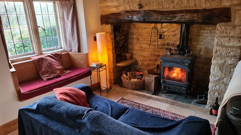 Popular Airbnb listing: 18th Century Cotswolds Cottage | Parking | Garden in Bourton On The Water