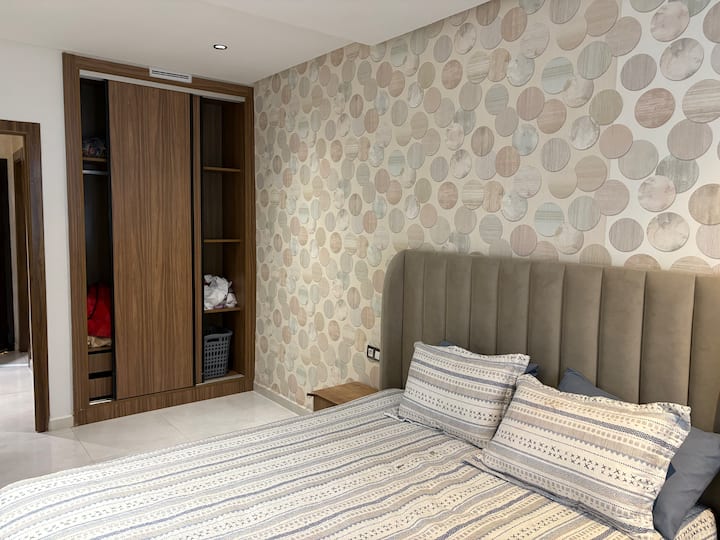 Пространа спална соба со удобен двоен кревет. Достапни се дополнителни ќебиња и перници. За малите, на располагање има преклопен кревет за кампување за бебиња. Тивко, убаво место за опуштање и опуштање.