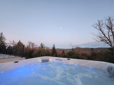 House with hot tub on the mountain