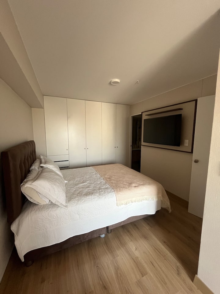 Grote master room. 
Met eigen badkamer en toegang tot het balkon.