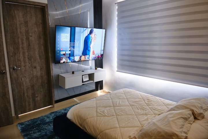 65-palcový televízor, klimatizácia výkonná, ultra pohodlná manželská posteľ