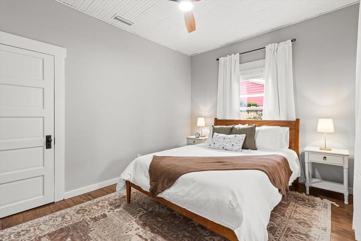 חלל שקט עם מיטת קווין סייז נוחה, מושלם לשינה נינוחה.