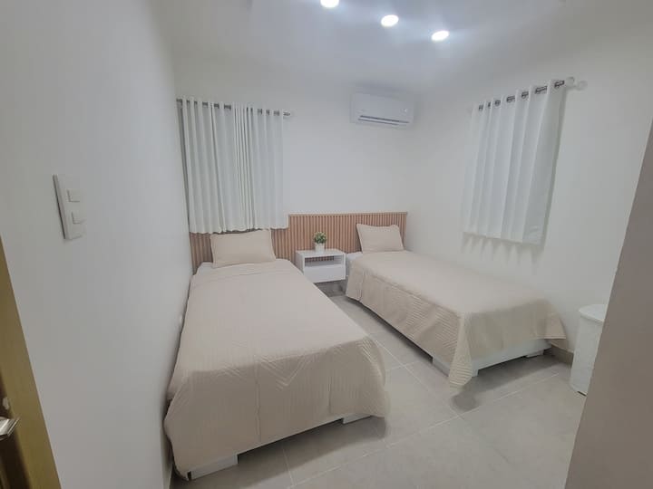 "Esta habitación está equipada con dos camas tamaño twin, un closet y aire acondicionado, lo que la convierte en un excelente lugar para relajarse."
