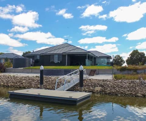 Waterfront Retreat @ Wellington East