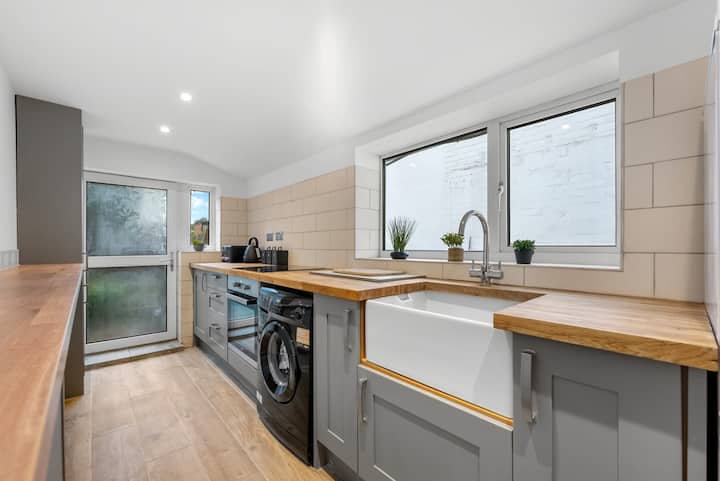 3 Br Home - Sleeps 6 - Off Road Parking - Wifi - Bristol