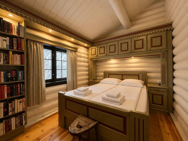 Chambre confortable avec un lit confortable et un espace de rangement et une bibliothèque pour un séjour reposant.