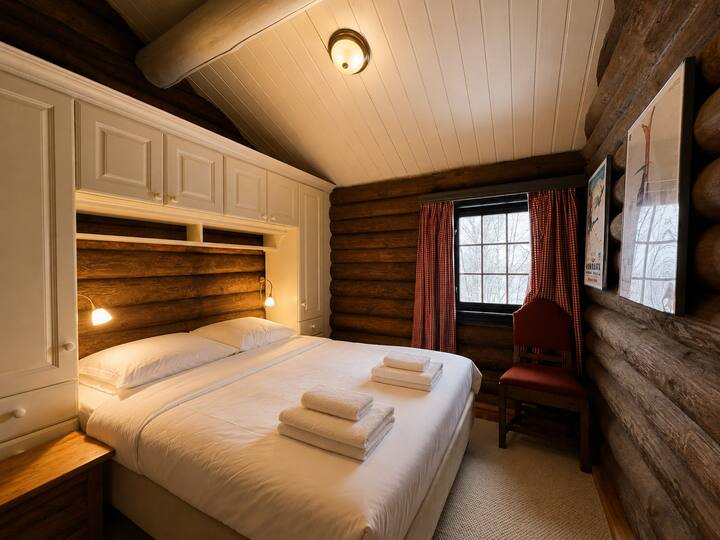 Deuxième chambre confortable avec un lit confortable et un espace de rangement pour un séjour reposant.