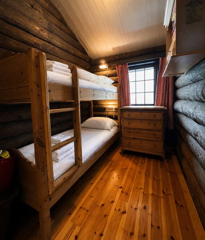 Troisième chambre compacte et confortable avec lit superposé, parfaite pour les enfants ou les invités supplémentaires lors d'une escapade en montagne.
