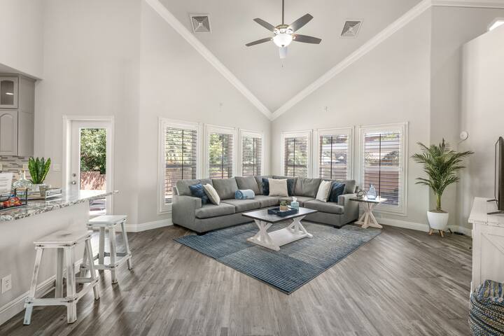 Vegas Oasis, Mountain Views | Pool & RV Parking gallery image 4