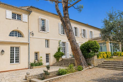 Exceptional Provençal farmhouse – Swimming pool and listed park