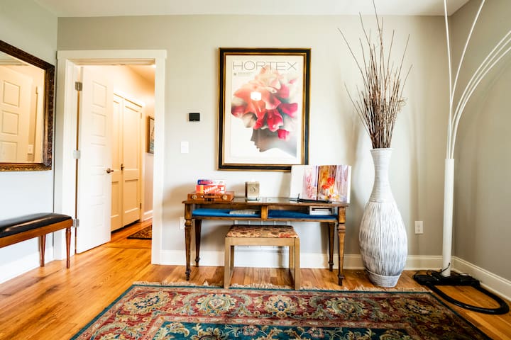 5 points home: 2 King beds, walk downtown +parking