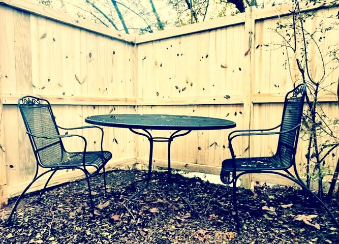 5 points home: 2 King beds, walk downtown +parking gallery image 2