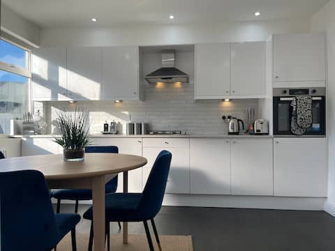 Spacious & Modern Home in Woodhouse – Sleeps 10!