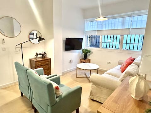 Popular Airbnb listing: Judería4 - Cozy 8pax - CozyHomeSevilla in San Bartolomé