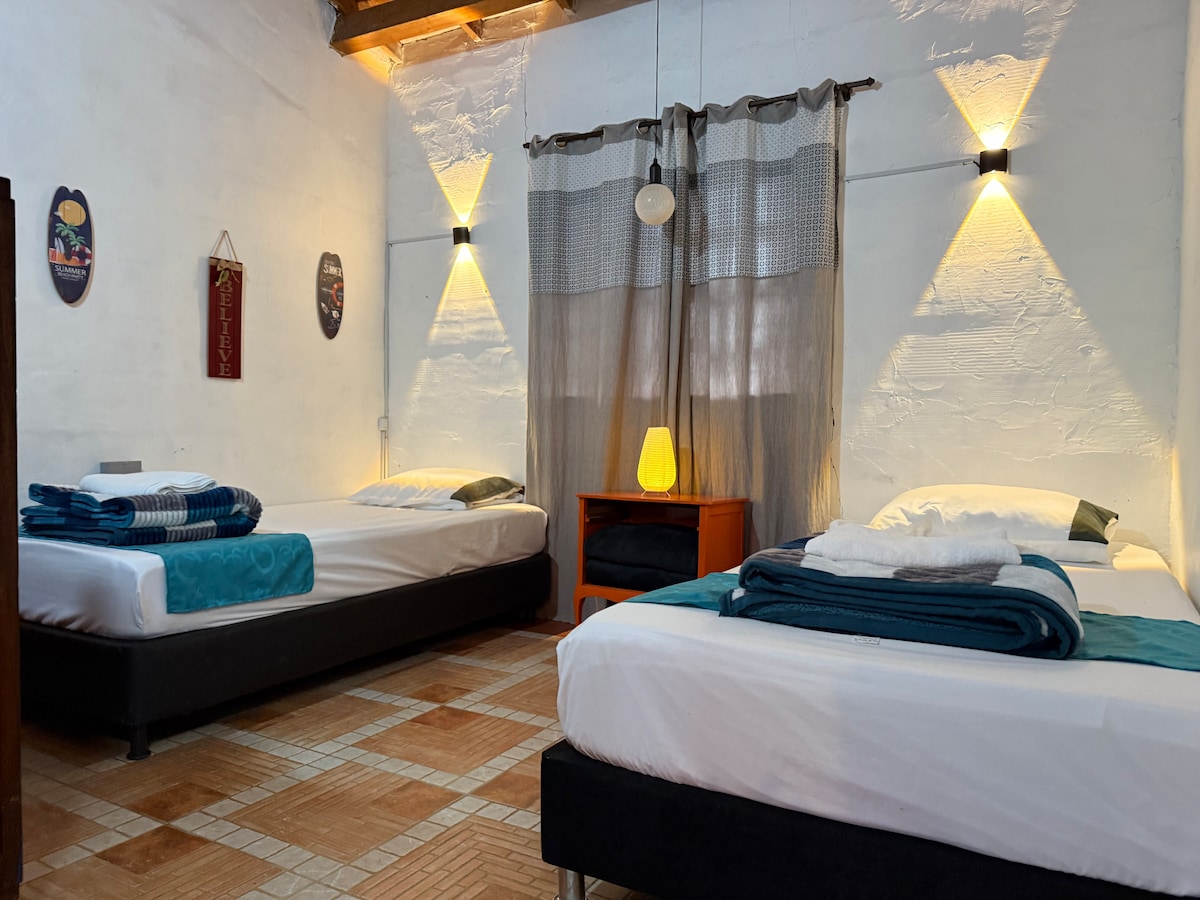 La habitación #2 cuenta con 2 camas sencillas.

Ubicada en la Cabaña principal contigua  a la habitación #1 y cerca al baño social. Esta habitación es ideal para las personas de tercera edad, porque encuentran cerca el baño.

Luz blanca y cálida. 