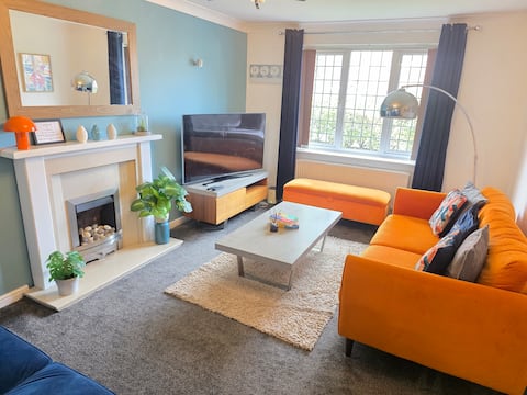 Popular Airbnb listing: 4 Bedroom House Manchester Airport with Sun Room in Ringway