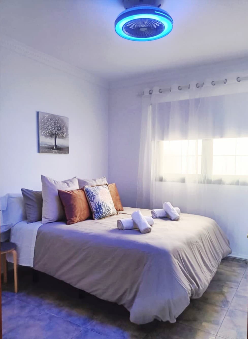 Prva spavaća soba, TV, stropni ventilator