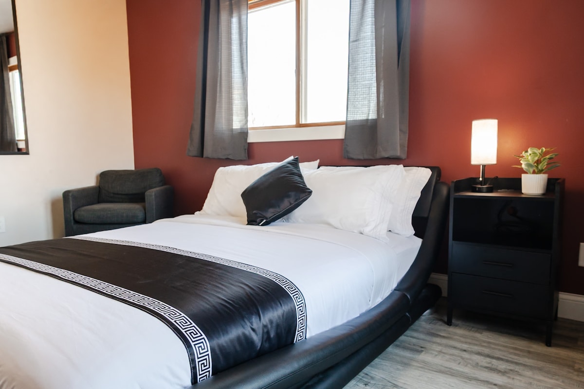 当您进入时，您将享受这张舒适的标准双人床，享受乡村/现代氛围。