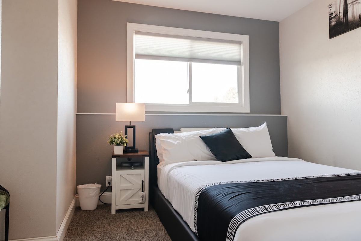 地下室设有1张标准双人床。