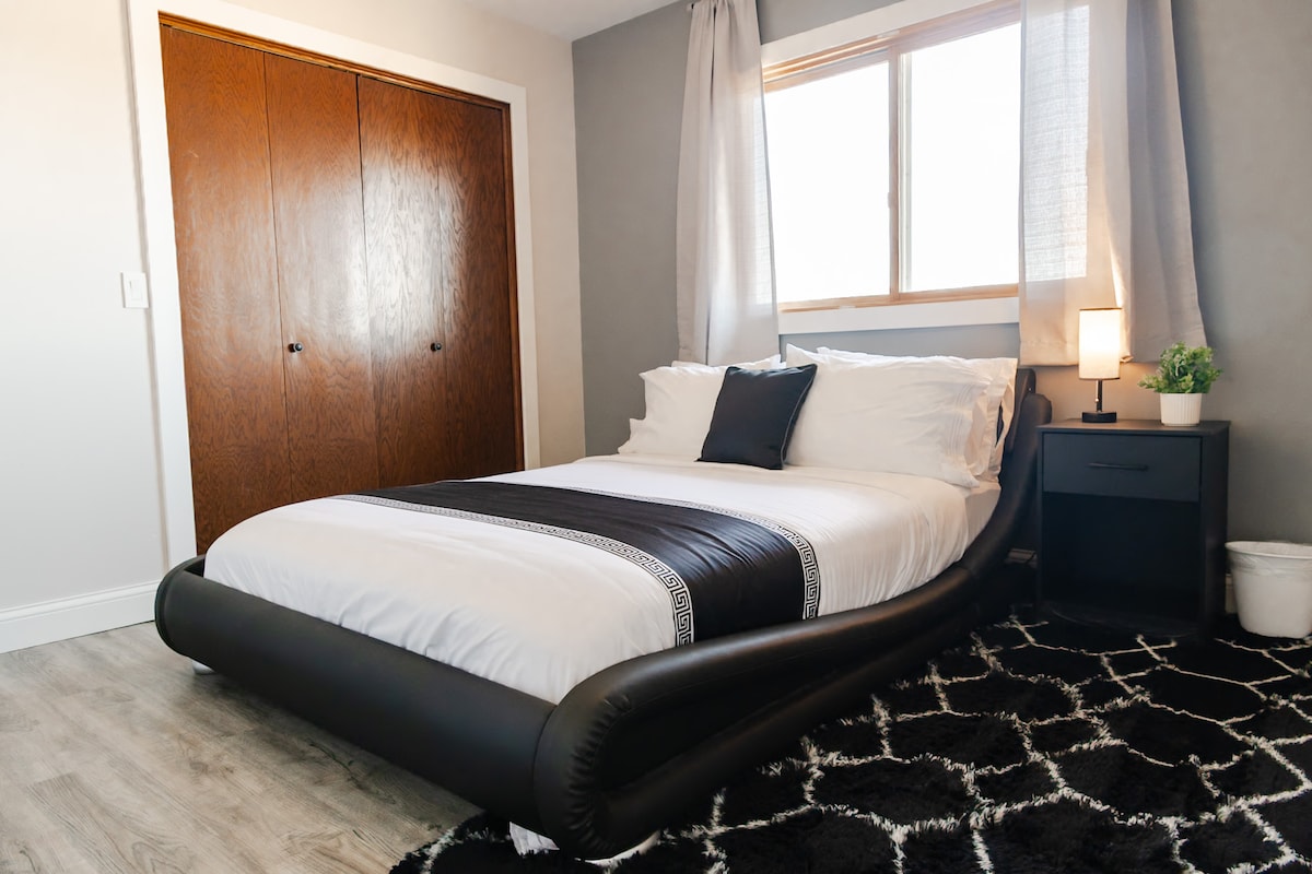 现代风格的标准双人床。保证睡眠舒适！