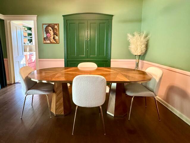 Stylish home in GREAT location gallery image 3