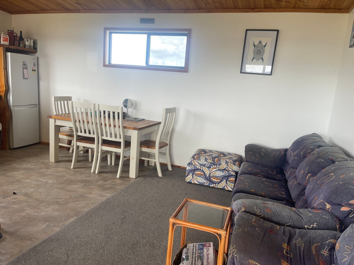 Top Airbnb: The Mouse Trap (Harbour Views) 3 b/rm (sleeps 7+) in Te Hiku