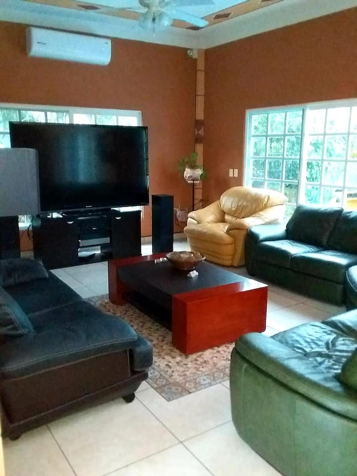 Casa De Descanso
15 Min. De Lago De Tequesquitengo - Puente de Ixtla