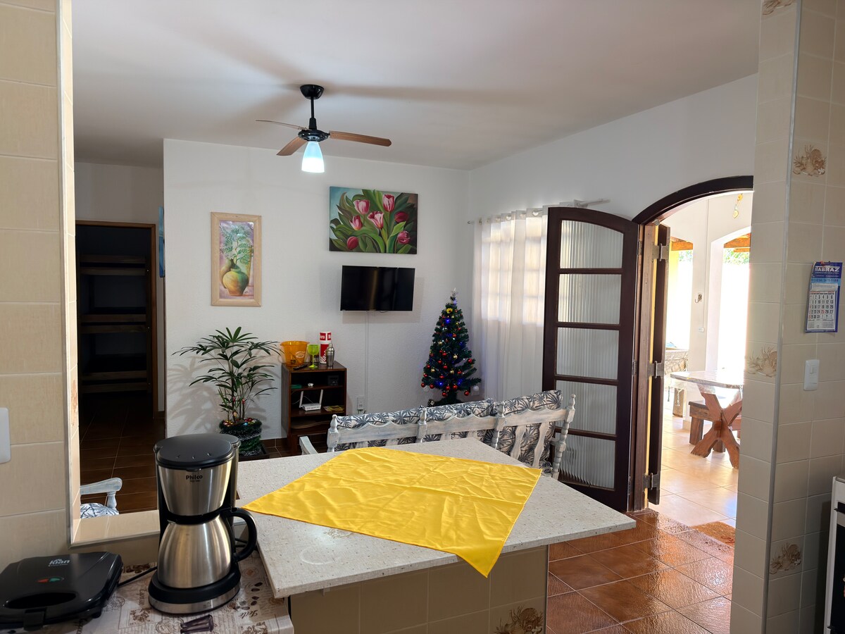 Top Airbnb: Yellow house in Itanhaém with heated pool em Itanhaém