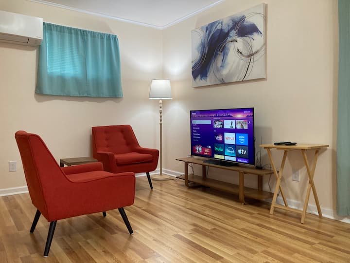 Cozy Clean Guesthouse Near Downtown San Antonio - San Antonio, TX