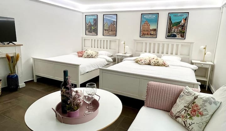 Dormitorio 4 en la planta baja (tipo estudio) con baño adjunto. La habitación puede alojar cómodamente a 4 huéspedes (cama queen de 1,60mx2m) y cama doble (1,40 mx2 m). A la entrada de la habitación, los huéspedes encontrarán la estación de café. 