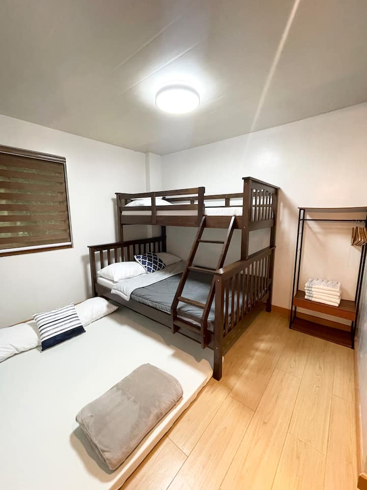 Family Room (Bunk Bed)

Features a double bed at the bottom, a single bed on top, plus an extra double floor mattress. Perfect for up to 5 guests.