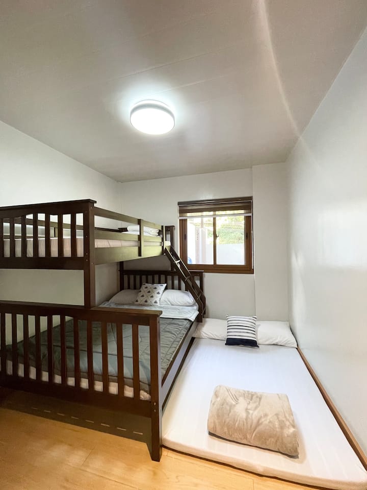 Family Room (Bunk Bed)

Features a double bed at the bottom, a single bed on top, plus an extra double floor mattress. Perfect for up to 5 guests.