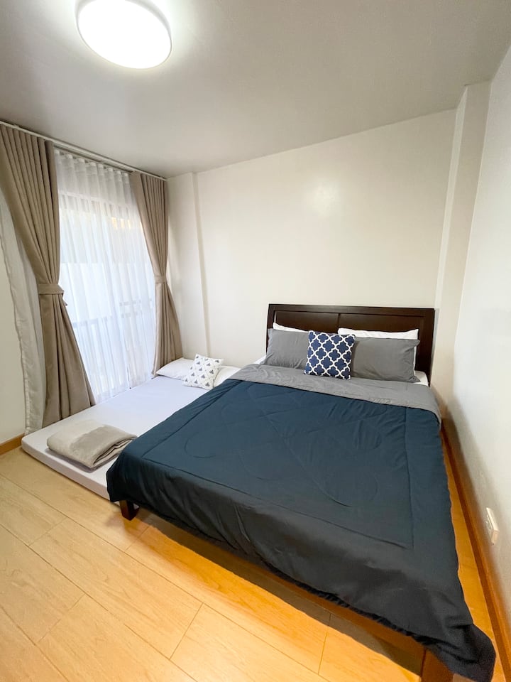 Cozy Queen Room

Features a comfortable Queen-size bed and an extra double-size floor mattress. Ideal for 4 to 5 guests (perfect for families with kids).