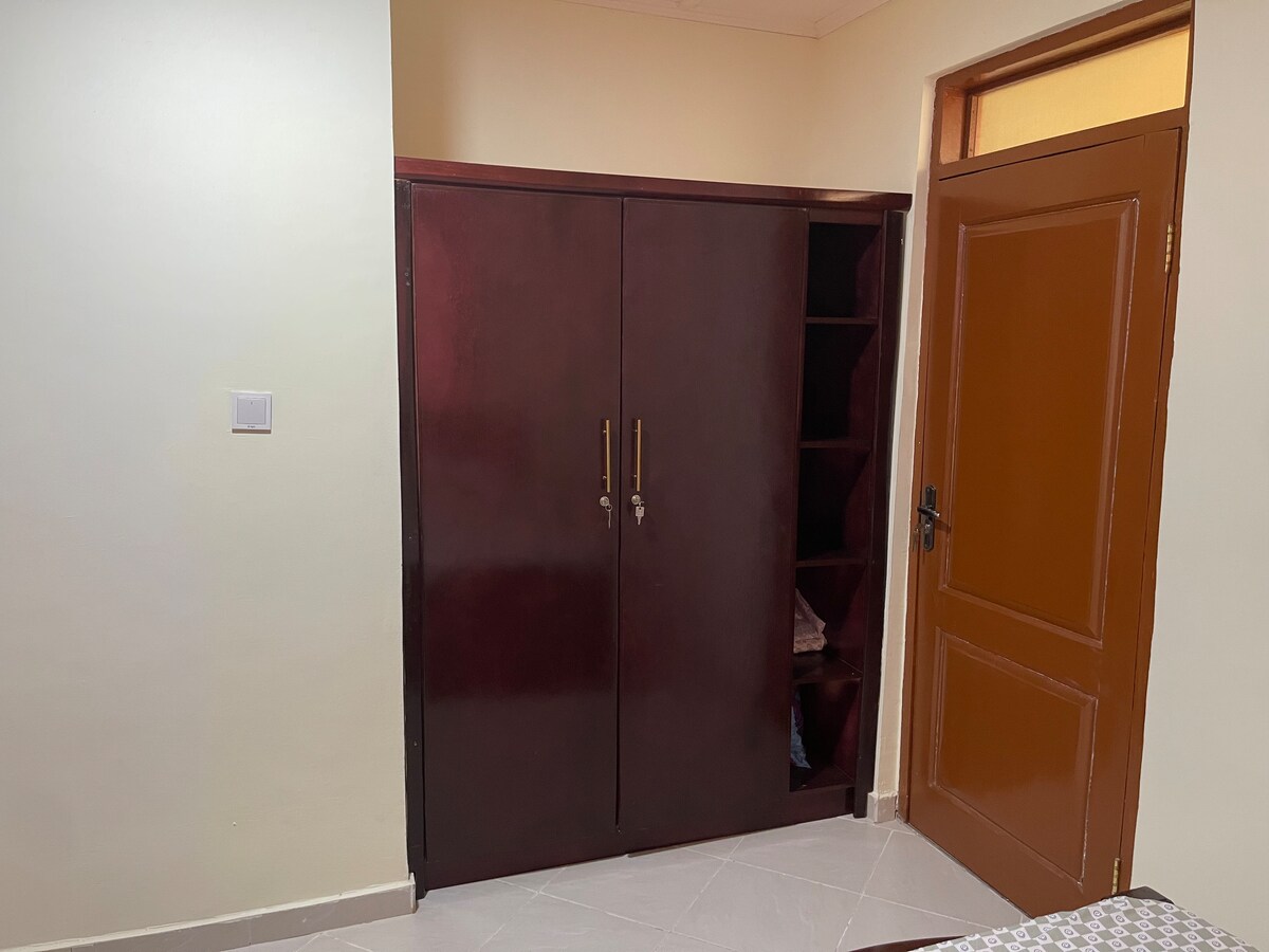 Esta es una habitación con dos camas medianas. Una mesita de noche y una lámpara de luz cálida para dar un efecto cálido cuando hace frío o el aire acondicionado está encendido. El colchón es ortopédico para un sueño cómodo.