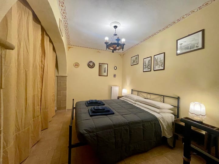 Dhomë gjumi e madhe me 4 krevate tek dhe një PAMJE TË DYFISHTË NGA DETI