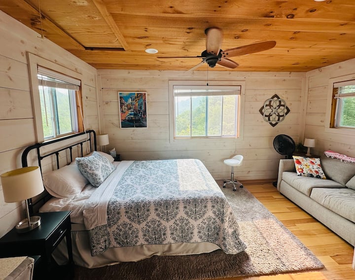 Chumba kikuu cha kulala, kochi na kitanda cha mtu mmoja kwenye roshani upande wa kulia (roshani iliyoonyeshwa kando). 