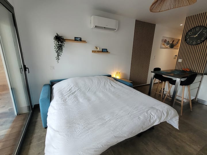 Canapé convertible neuf, de haute qualité,  160x200. Rapide à mettre en place en couchage et en version canapé. Range oreillers intégré.