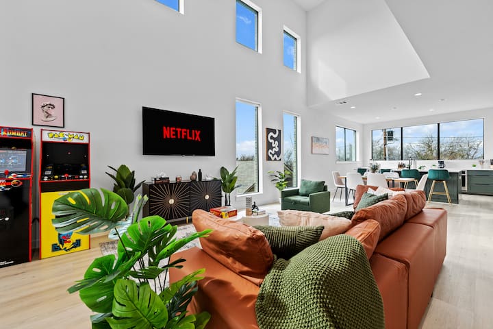5min DT Luxe Loft | Arcade, Billiards, Balcony BBQ