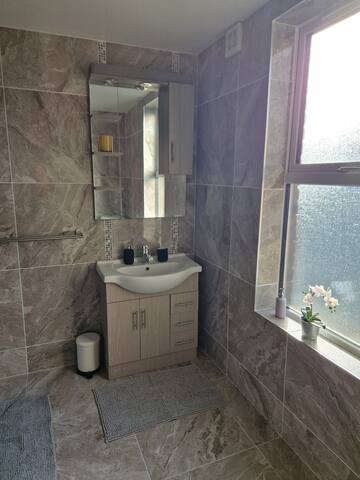 Stoneybatter 5 bedroom hidden gem! gallery image 5