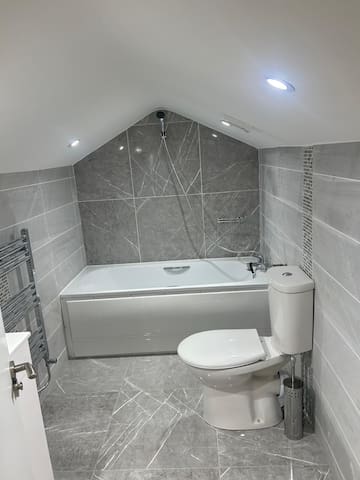 Stoneybatter 5 bedroom hidden gem! gallery image 3