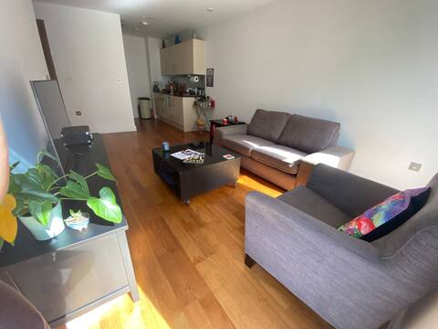 Top Airbnb: City Centre Flat, Balcony, 2 Bed, 2 Bath & Parking in Cardiff
