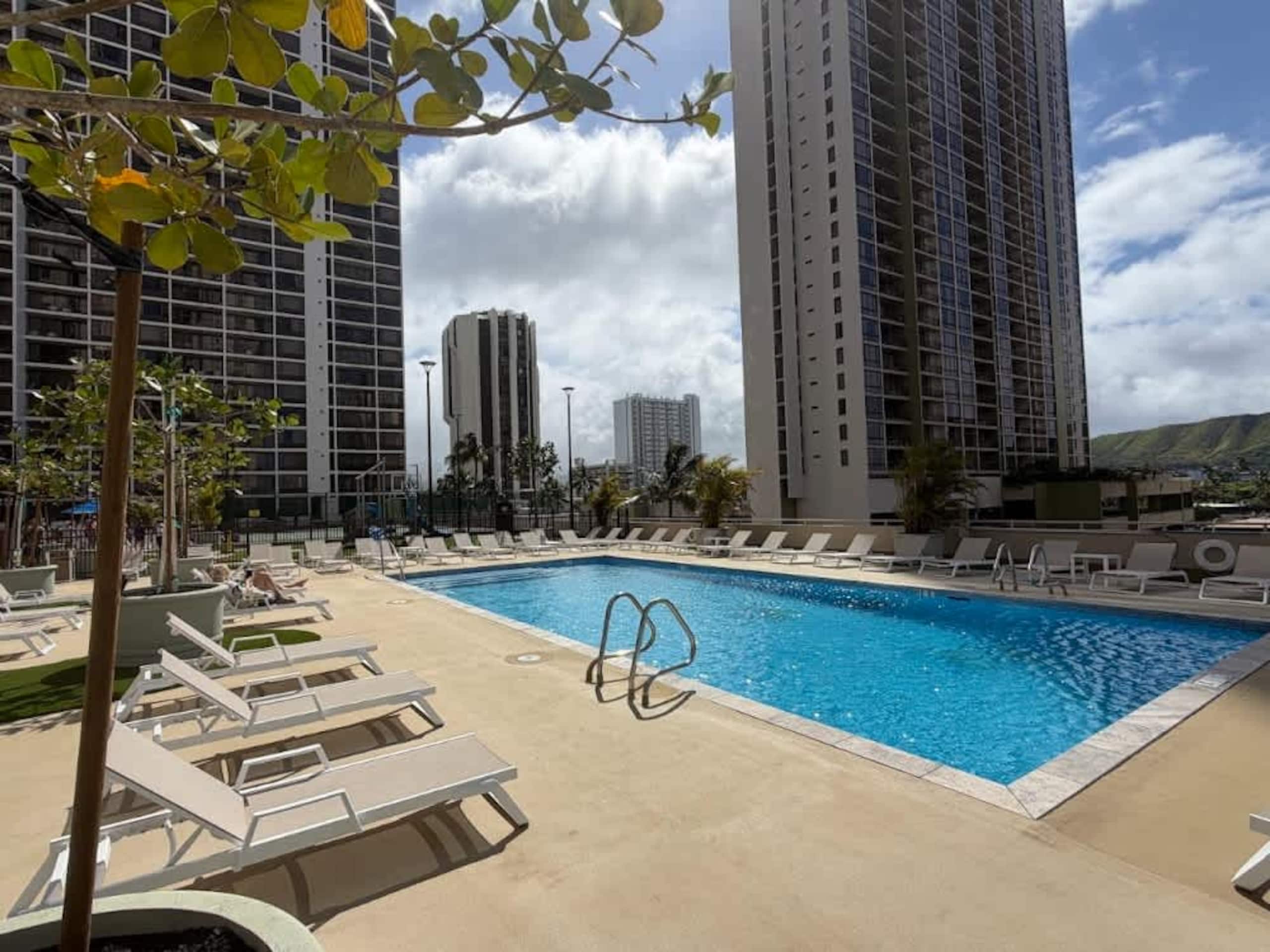 Chic Suite W/ Direct Ocean Views & Free Parking - Image 35