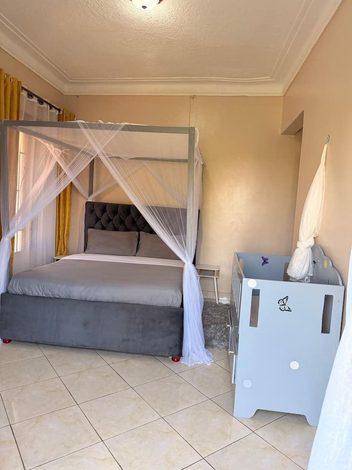 Cama tamaño queen y cuna, ambas con mosquiteros
