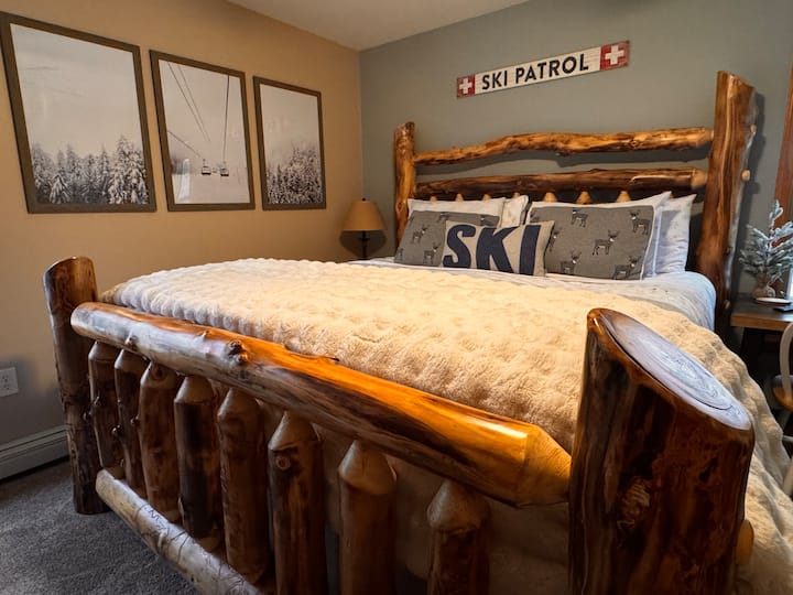 配备豪华床上用品的加大双人床